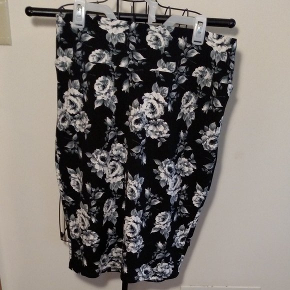 LuLaRoe black & white rose pattern, Cassie pencil skirt, excellent cond, size XL - Picture 1 of 4